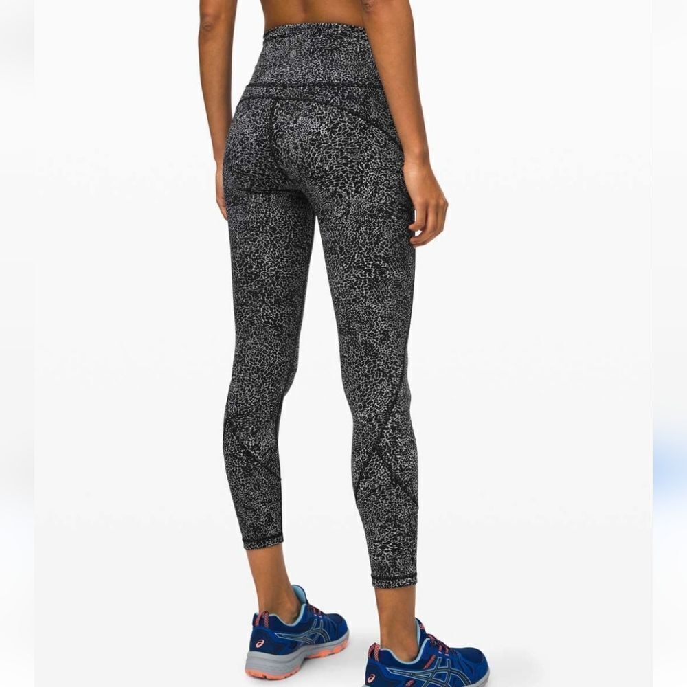 LULULEMON in movement tight